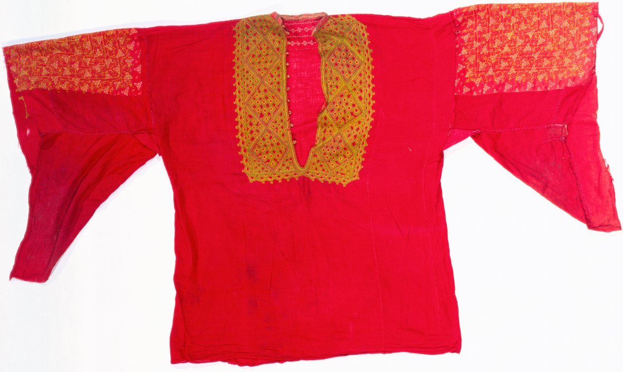 Une robe brodée en mousseline rouge - Arabic School