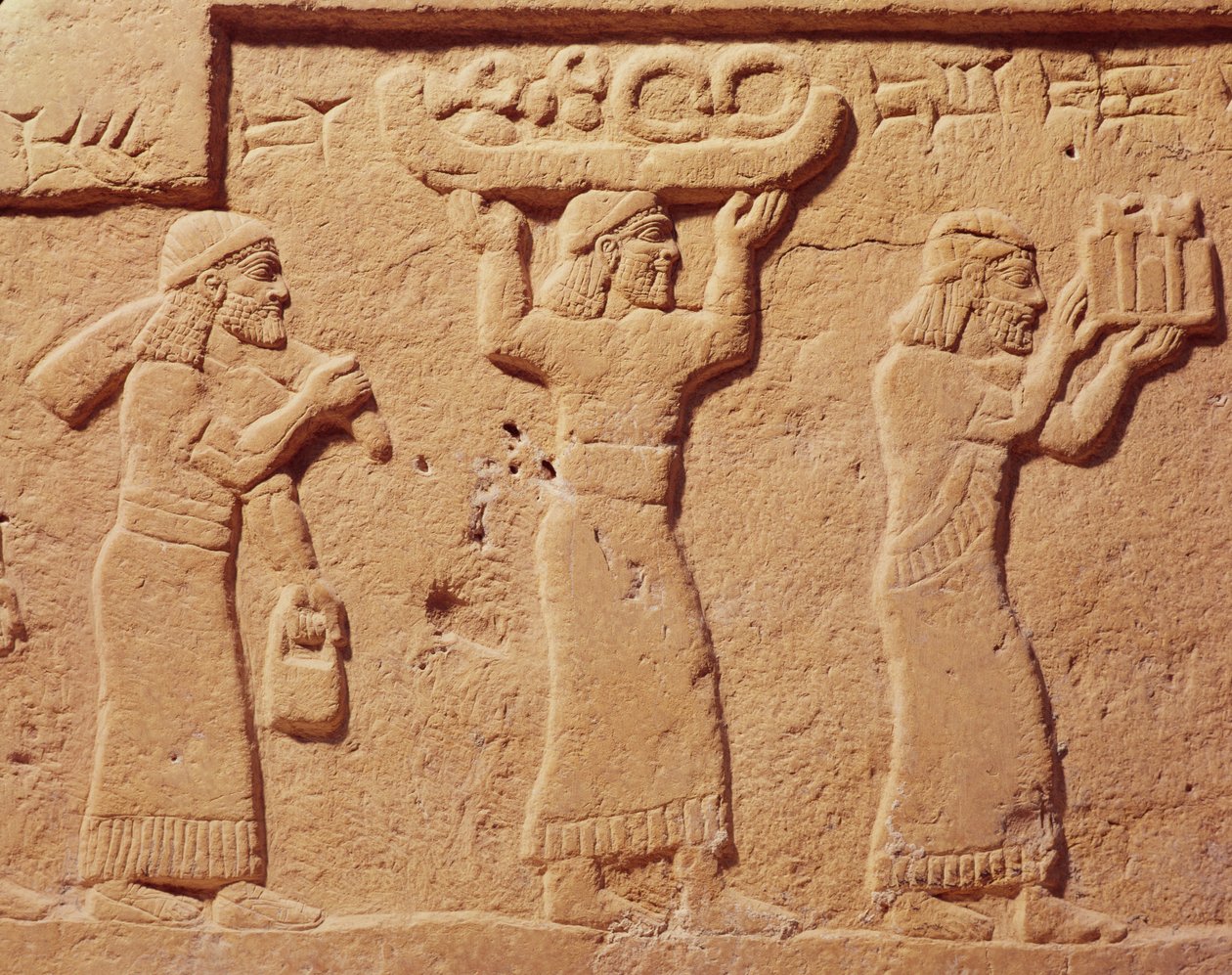 Relief représentant des porteurs chargés de cadeaux - Assyrian
