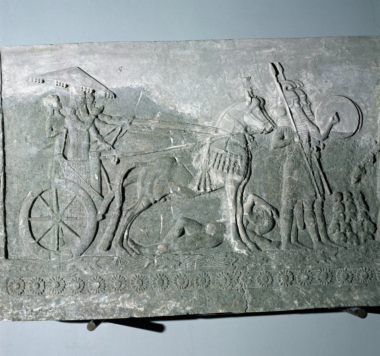 Sargon II (721-705 av. J.-C.) sur un char de bataille, du palais de Sargon II à Khorsabad, Irak - Assyrian