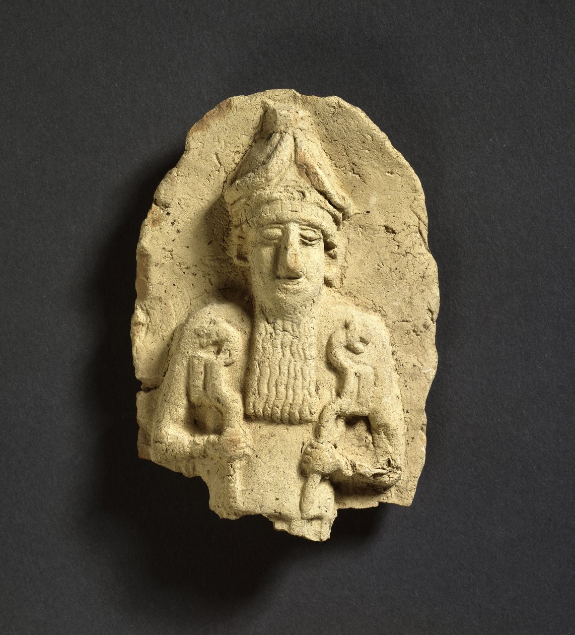 Un dieu tenant un sceptre à tête de lion dans chaque main, peut-être Nergal, vieux babylonien de Kish, 3e millénaire av. J.-C. (poterie) - Babylonian