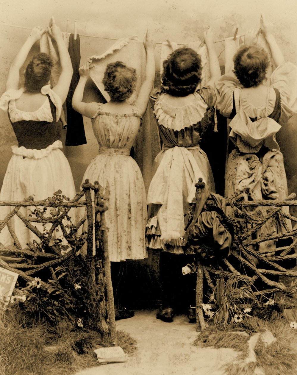 Publicité pour le savon Borax de Kirkman, montrant la vue arrière de quatre femmes suspendant du linge sur une corde à linge, c.1891 - Benjamin J. Falk