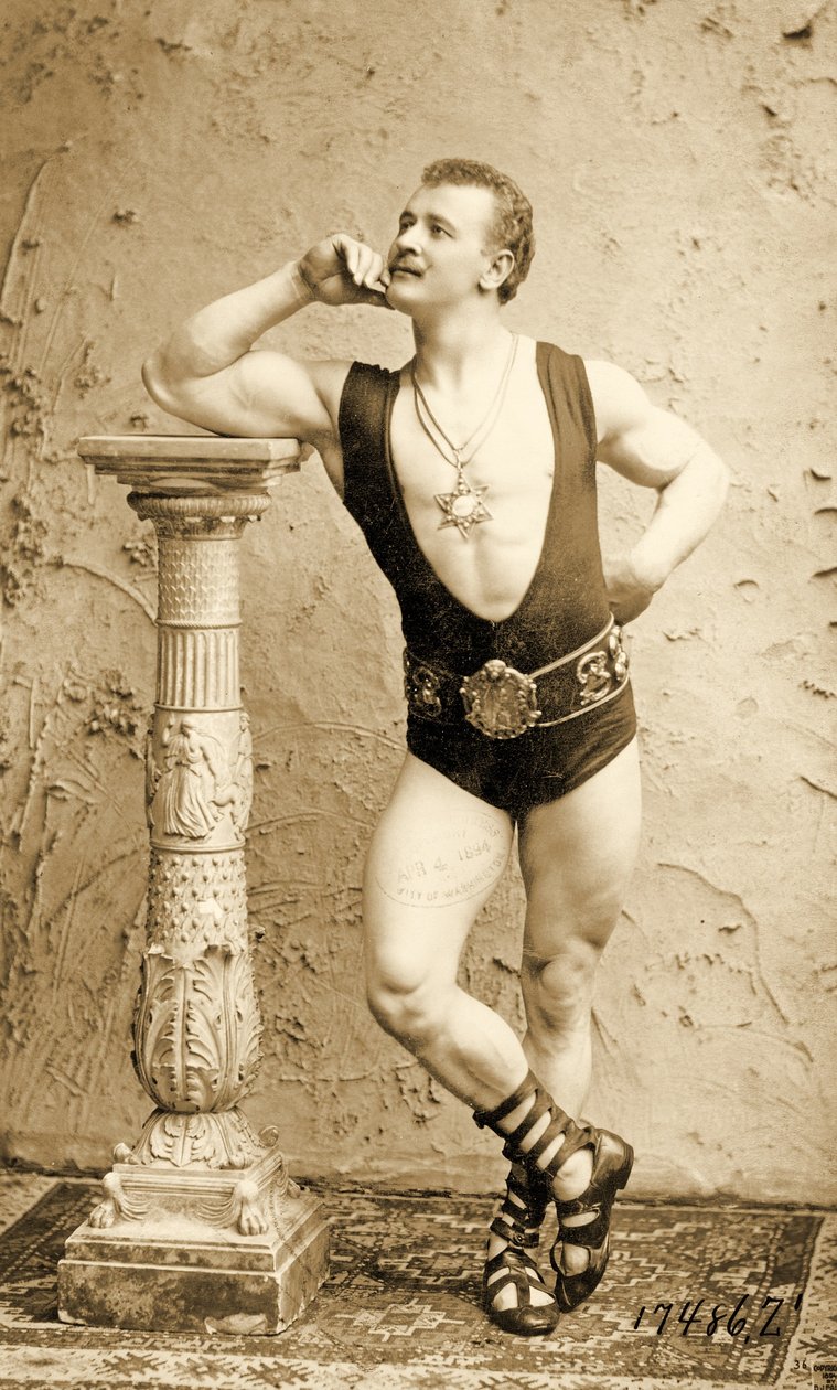 Eugen Sandow, en pose gréco-romaine classique, vers 1894 - Benjamin J. Falk