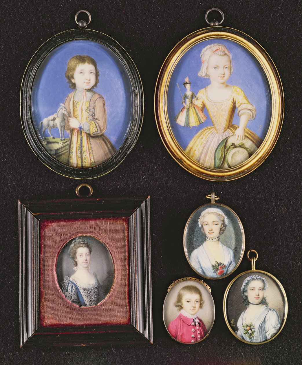 Miniatures de portraits. De gauche à droite et de haut en bas : Richard Whitmore par Bernard Lens (1682-1740) ; Katherine Whitmore par Bernard Lens (1682-1740) ; Reine Charlotte par Samuel Finney (1718-98) ; Garçon inconnu par Thomas - Bernard Lens