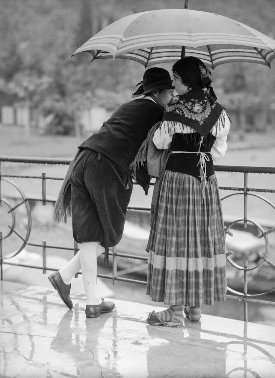 Jeune couple avec parapluie, Italie - Bernard F. Rogers
