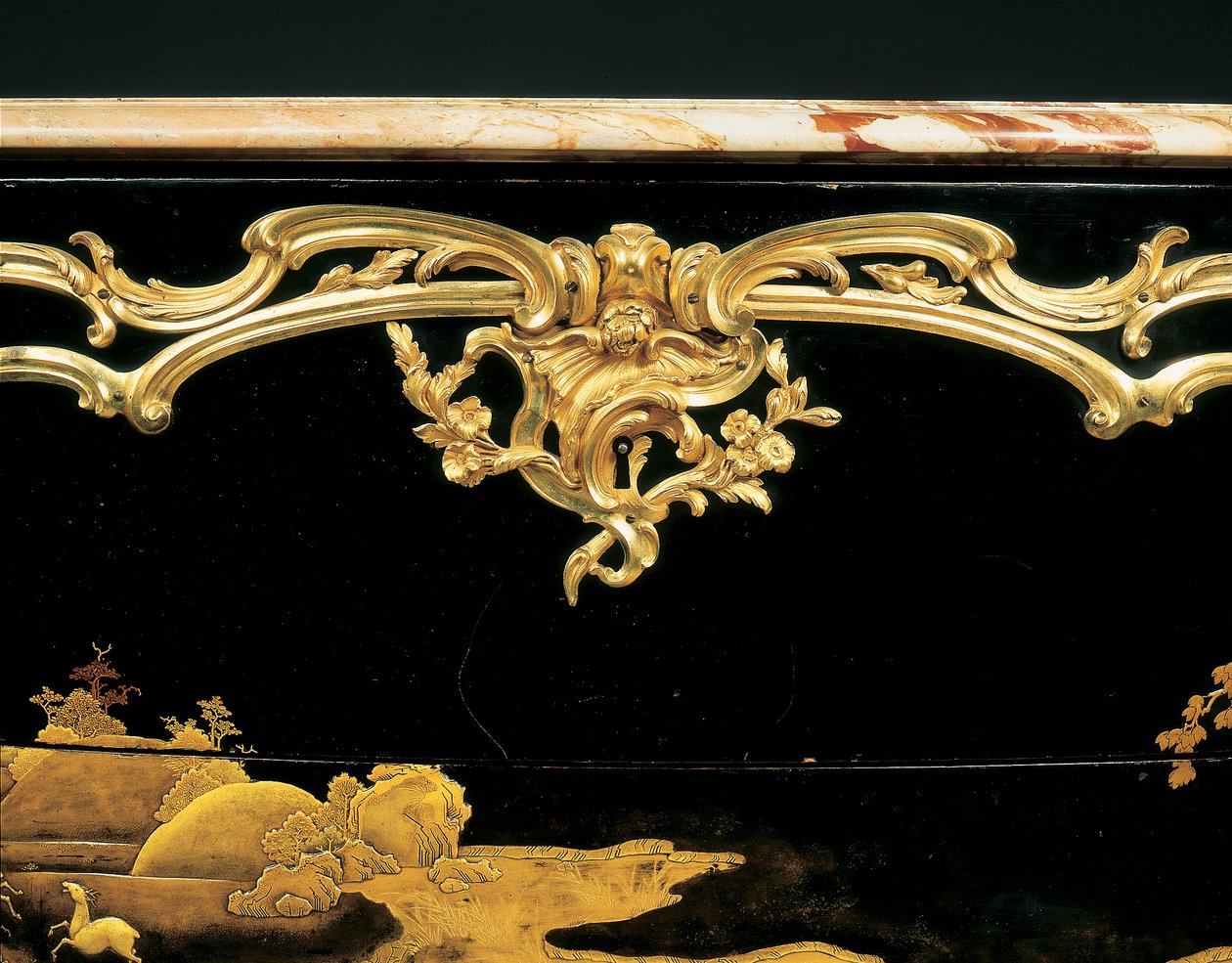 Commode (laque japonaise montée en bronze doré) - Bernard van Risenburgh II