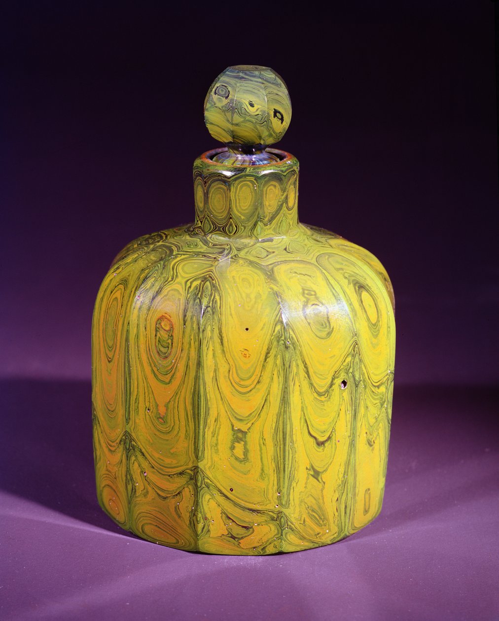 Flacon à parfum Lithyalin et bouchon, vers 1830 - Bohemian School
