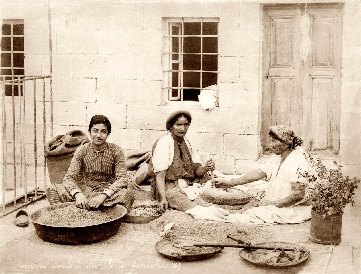 Moudre du blé à Jérusalem, vers 1867-98 - Bonfils Studio