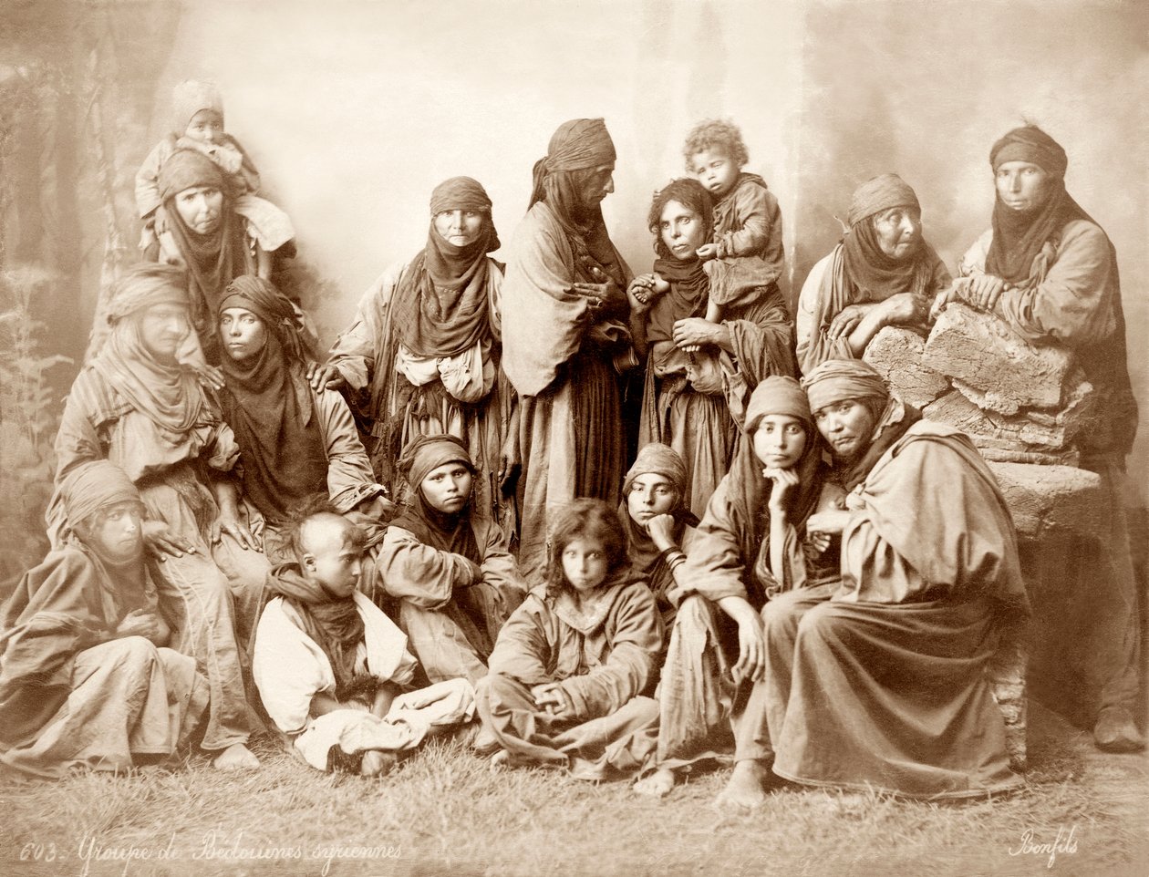 Groupe de 17 femmes et enfants bédouins, vers 1867-98 - Bonfils Studio
