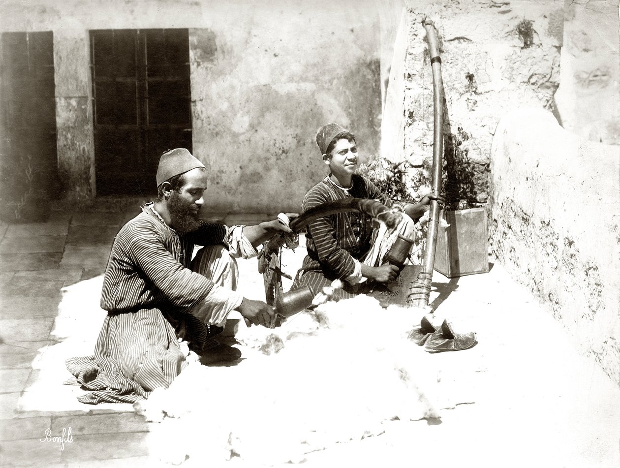 Cardeurs de laine à Jérusalem, vers 1867-81 - Bonfils Studio