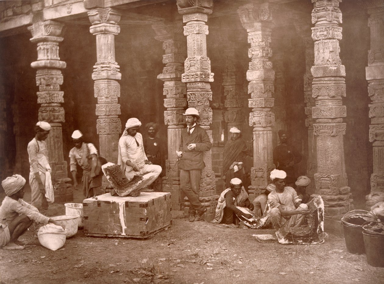 Groupe de mouleurs au travail au Kutb - British Photographer