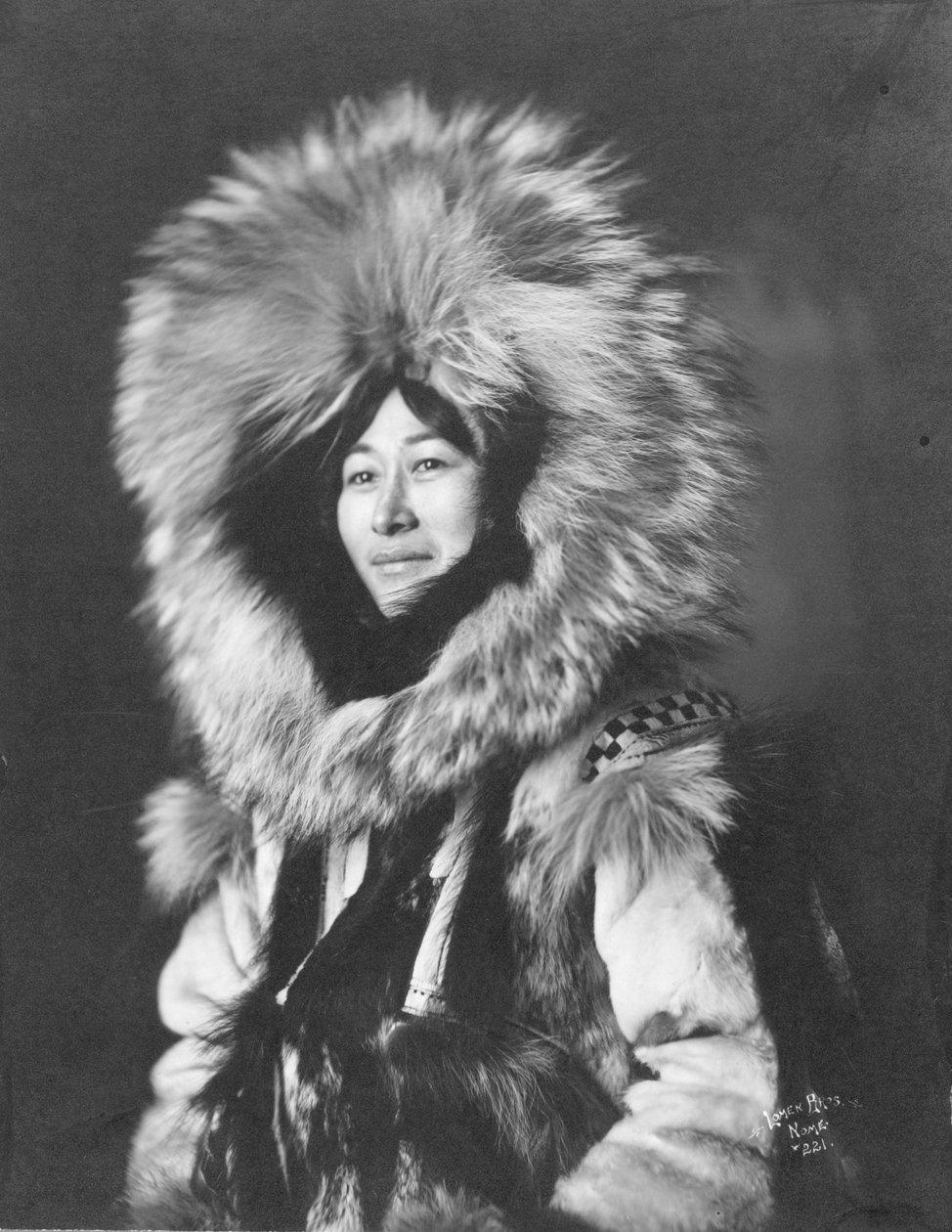 Femme esquimaude posant, c.1915 - Brothers Lomen