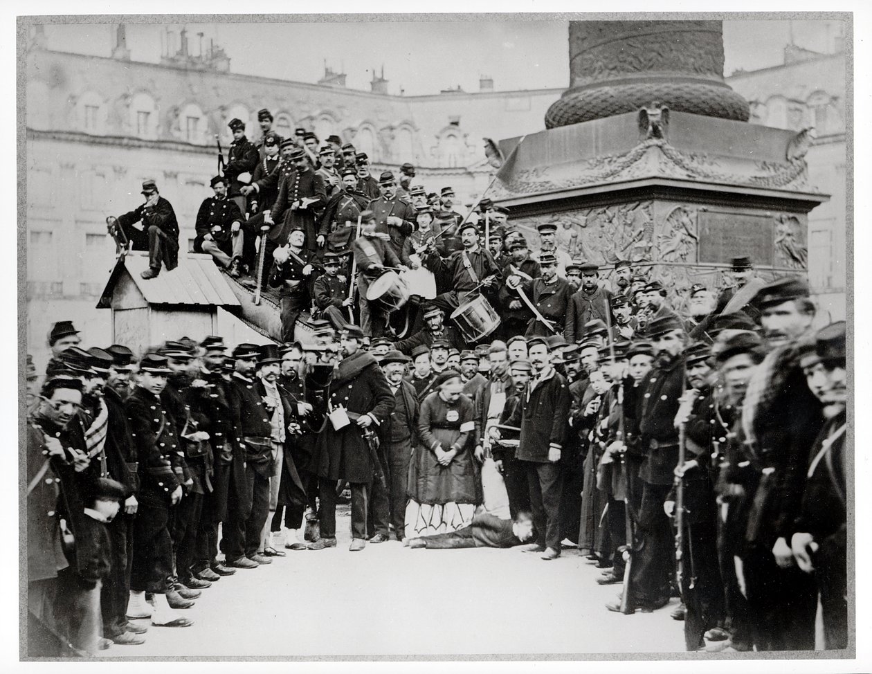 Les Fédérés devant la colonne Vendôme pendant la Commune, 1871 - Bruno Braquehais