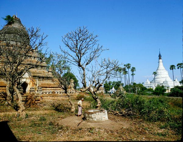 Pagodes près de la rivière Irrawaddy - Burmese School