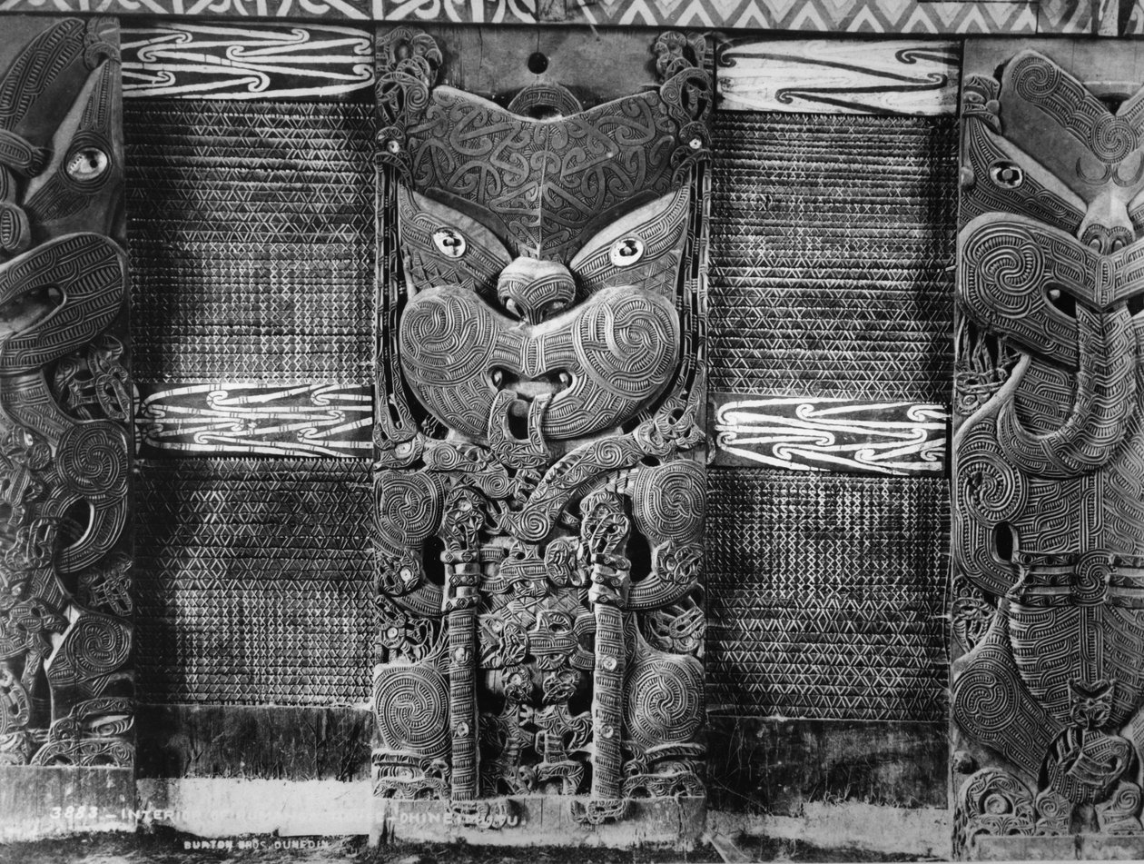 Sculptures maories et panneaux tukutuku à la maison de réunion Tamatekapua à Ohinemutu, vers 1880 - Burton Brothers Studio