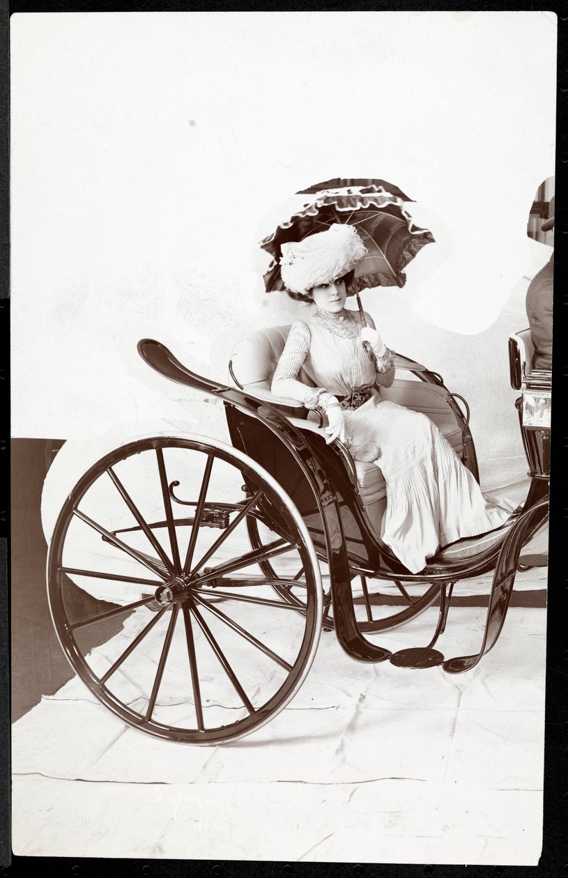 Un mannequin de mode assis dans une calèche tenant une ombrelle, 1902 - Byron Company