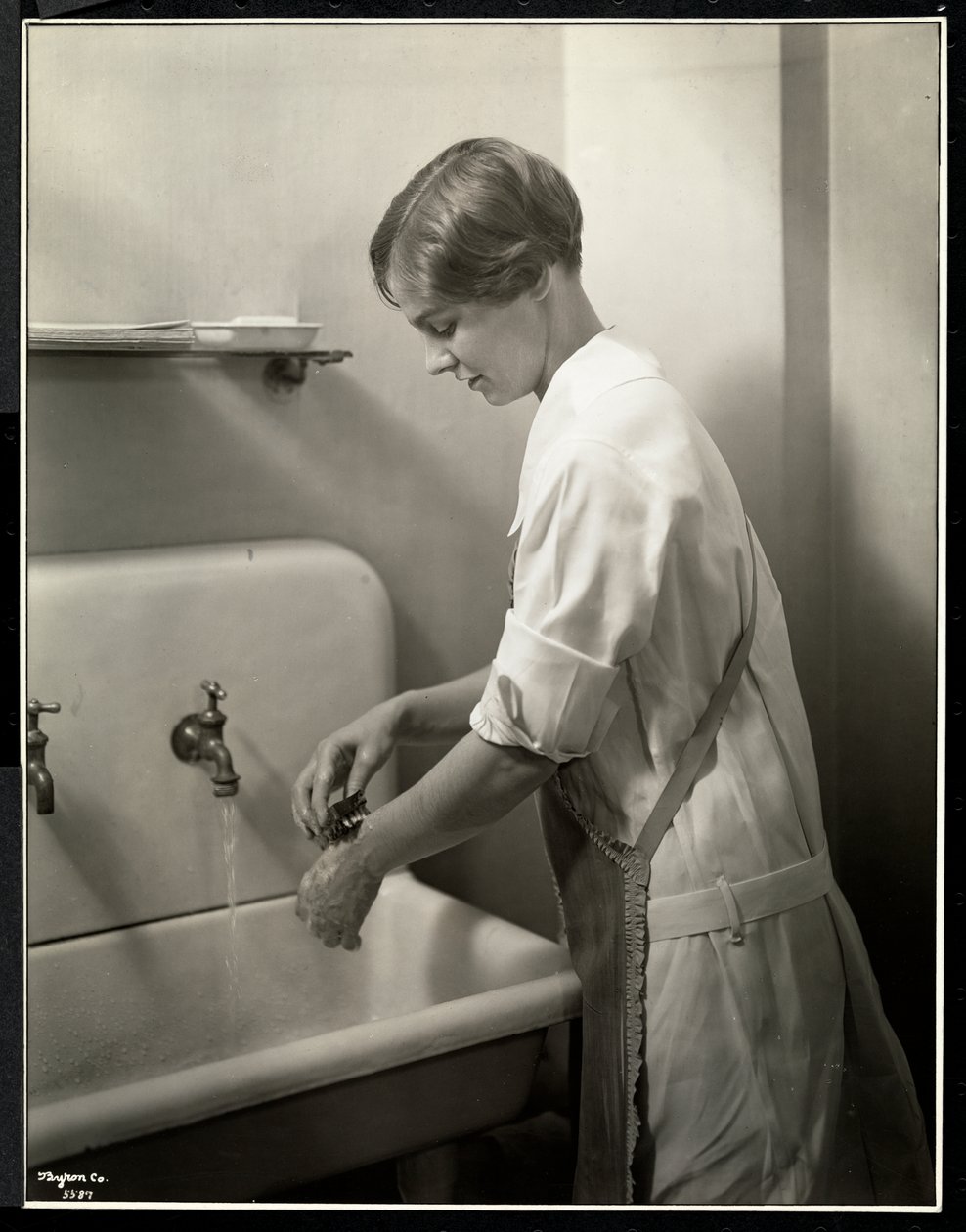 Une infirmière se lavant les mains, 1928 - Byron Company