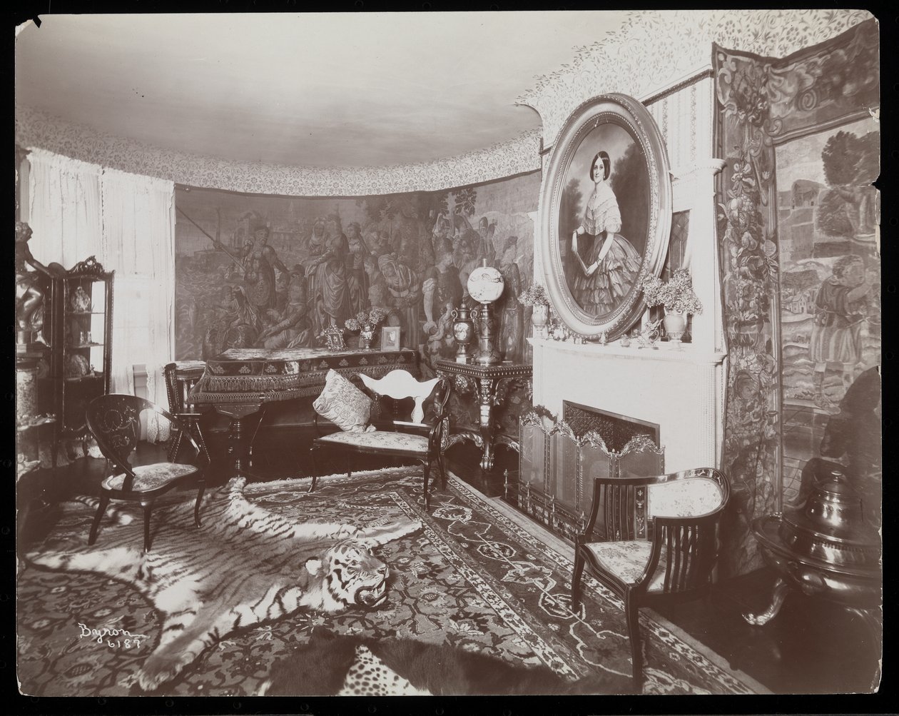 Une pièce à la résidence de Westmoreland Davis à Tuxedo Park, New York, 1899 - Byron Company