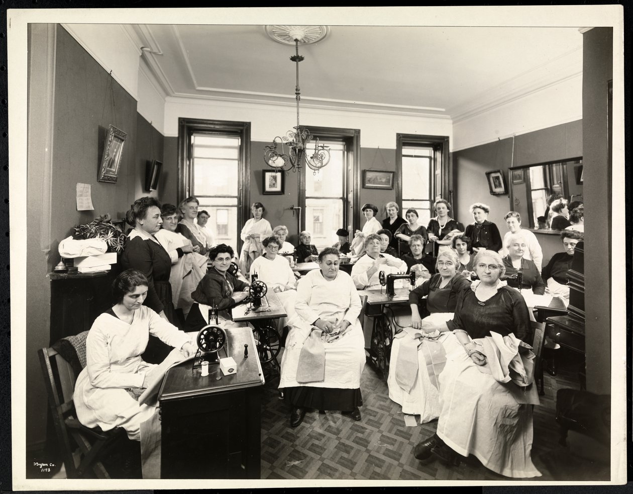 Cercle de couture féminin à la Rodeph Sholom Sisterhood, 157 East 94th Street, New York, 1920 - Byron Company