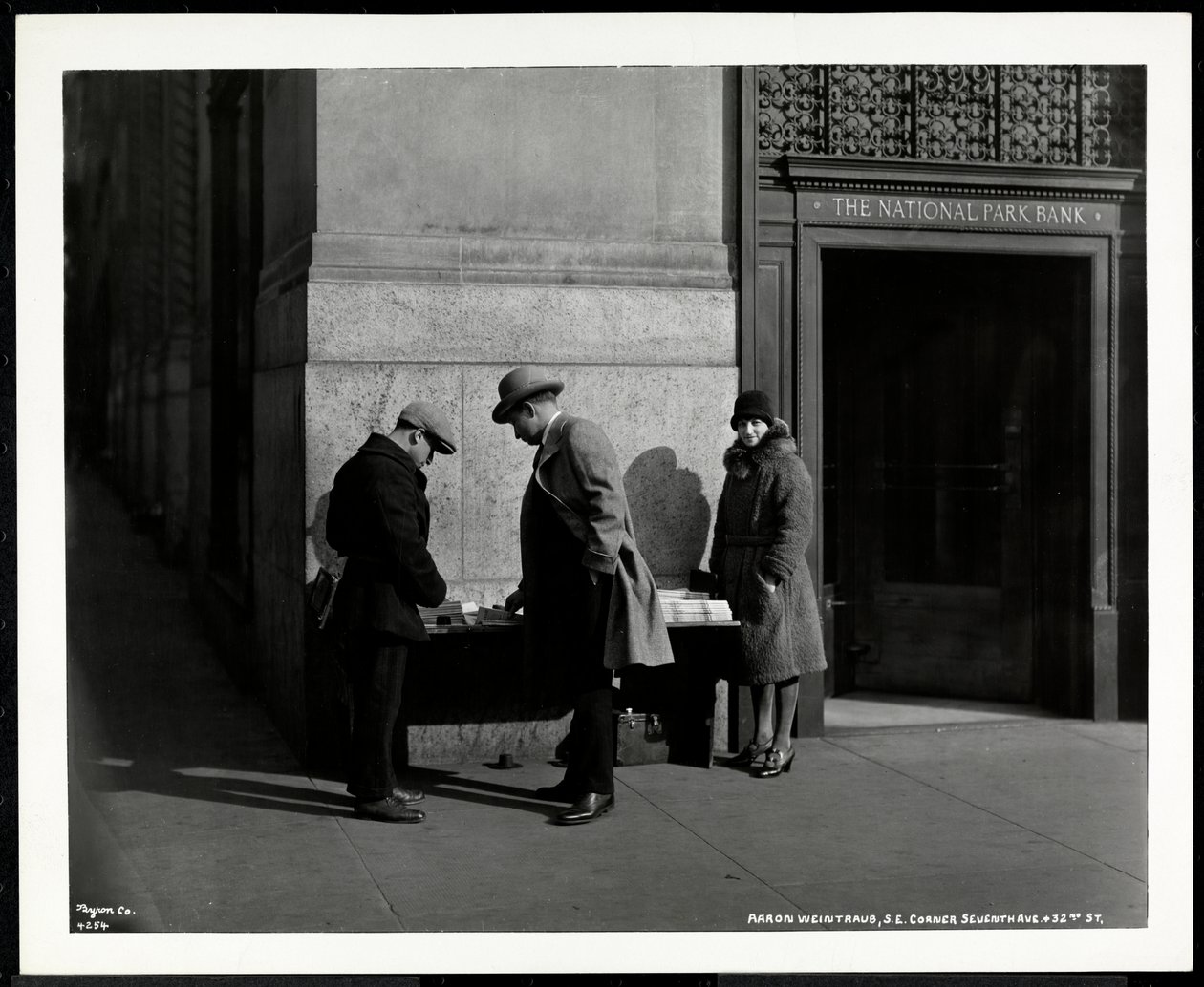 Marchand de journaux aveugle, Aaron Weintraub, à son stand au coin sud-est de la 7e Avenue et de la 32e Rue, New York, 1930 - Byron Company