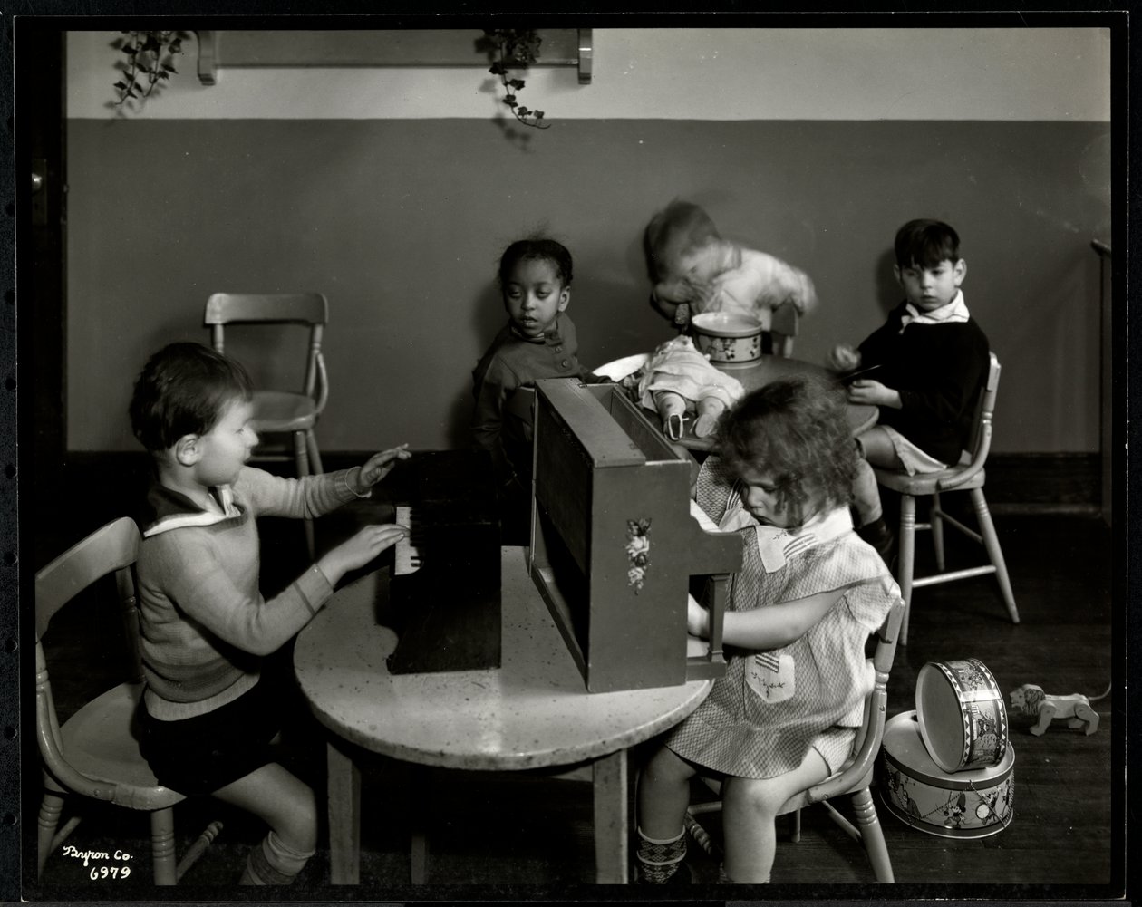 Enfants jouant dans la salle de jeux de l