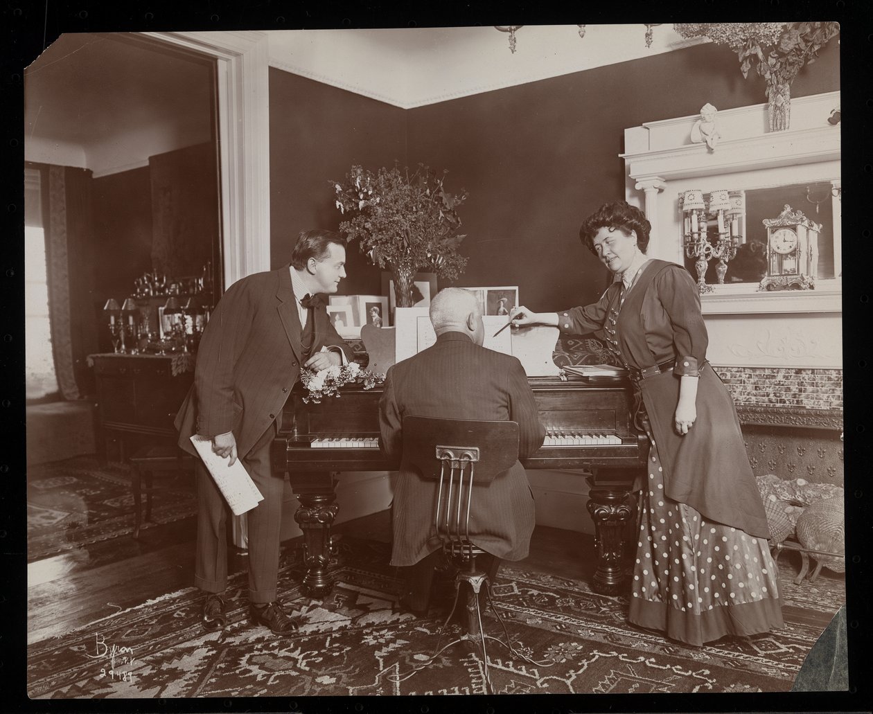 Clara De Regand pointant une partition pendant qu