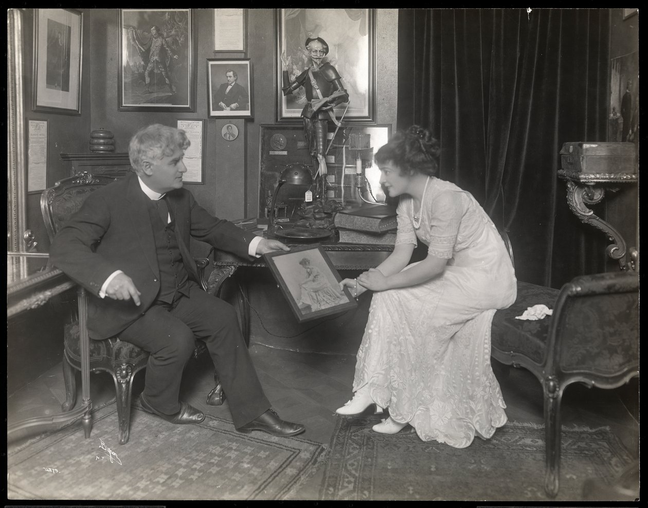 David Belasco montrant un portrait à Frances Starr, après 1909 - Byron Company