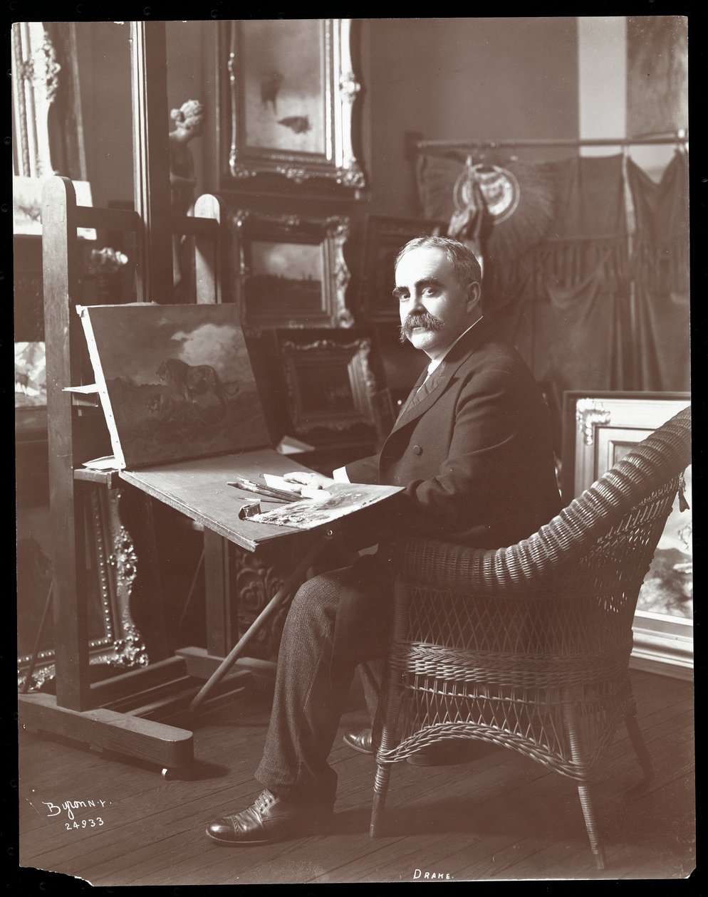 Drake dans son atelier avec une peinture de lions en cours, New York, 1907 - Byron Company