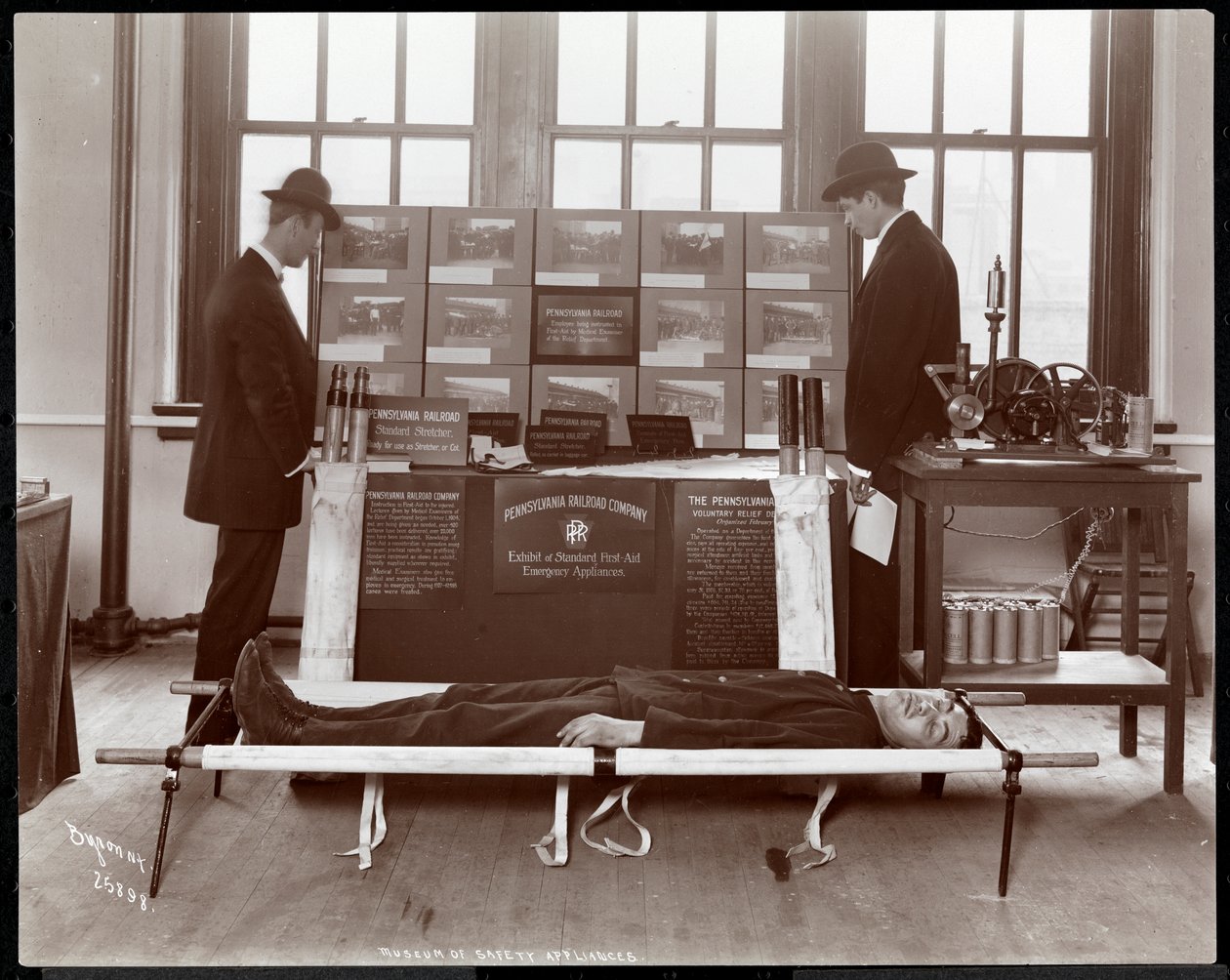 Exposition de matériel de premiers secours par la Pennsylvania Railroad Co. au Musée des appareils de sécurité de l