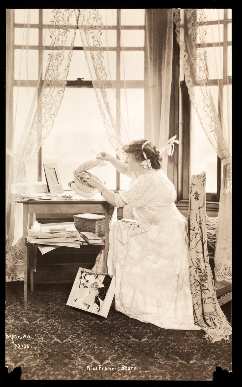Frances Starr chez elle à New York (tirage à la gélatine argentique) - Byron Company