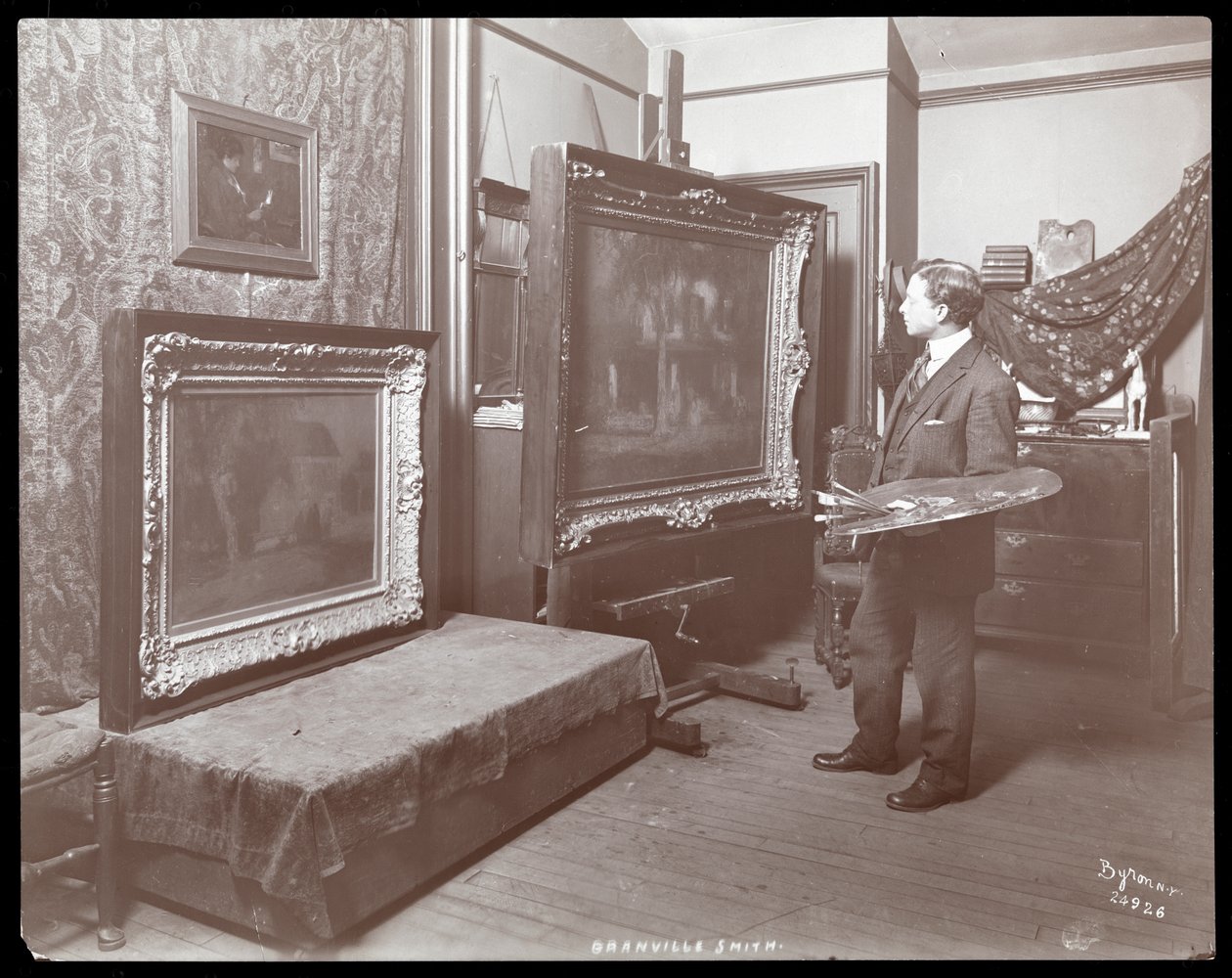 Granville Smith dans son studio, New York, 1907 - Byron Company