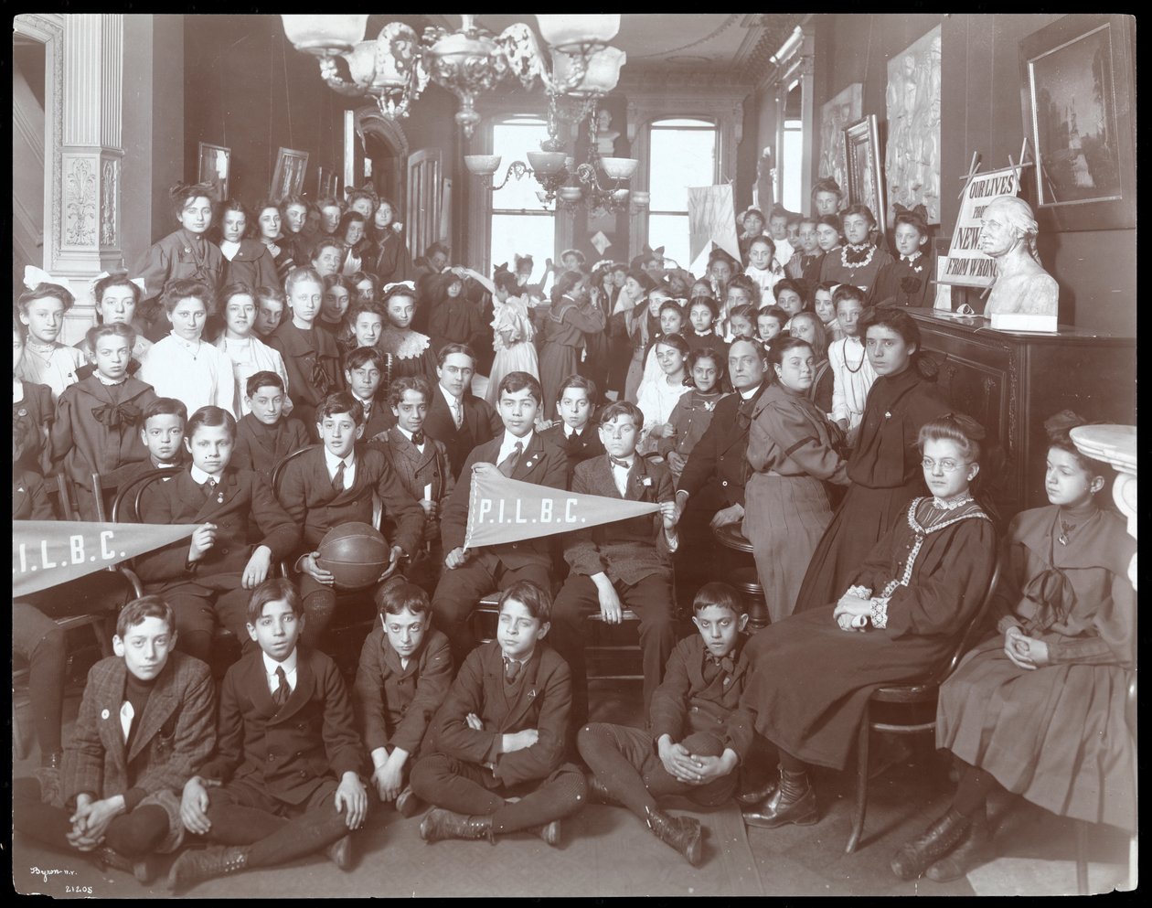 Groupe de jeunes hommes et femmes posant à l