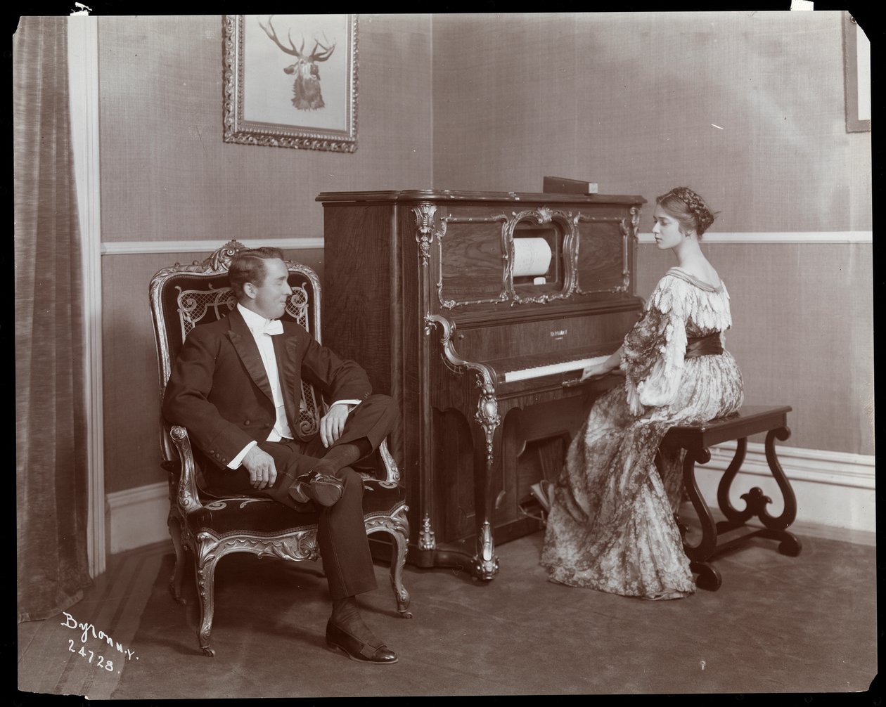 Homme et femme jouant un piano mécanique, New York, 1907 - Byron Company