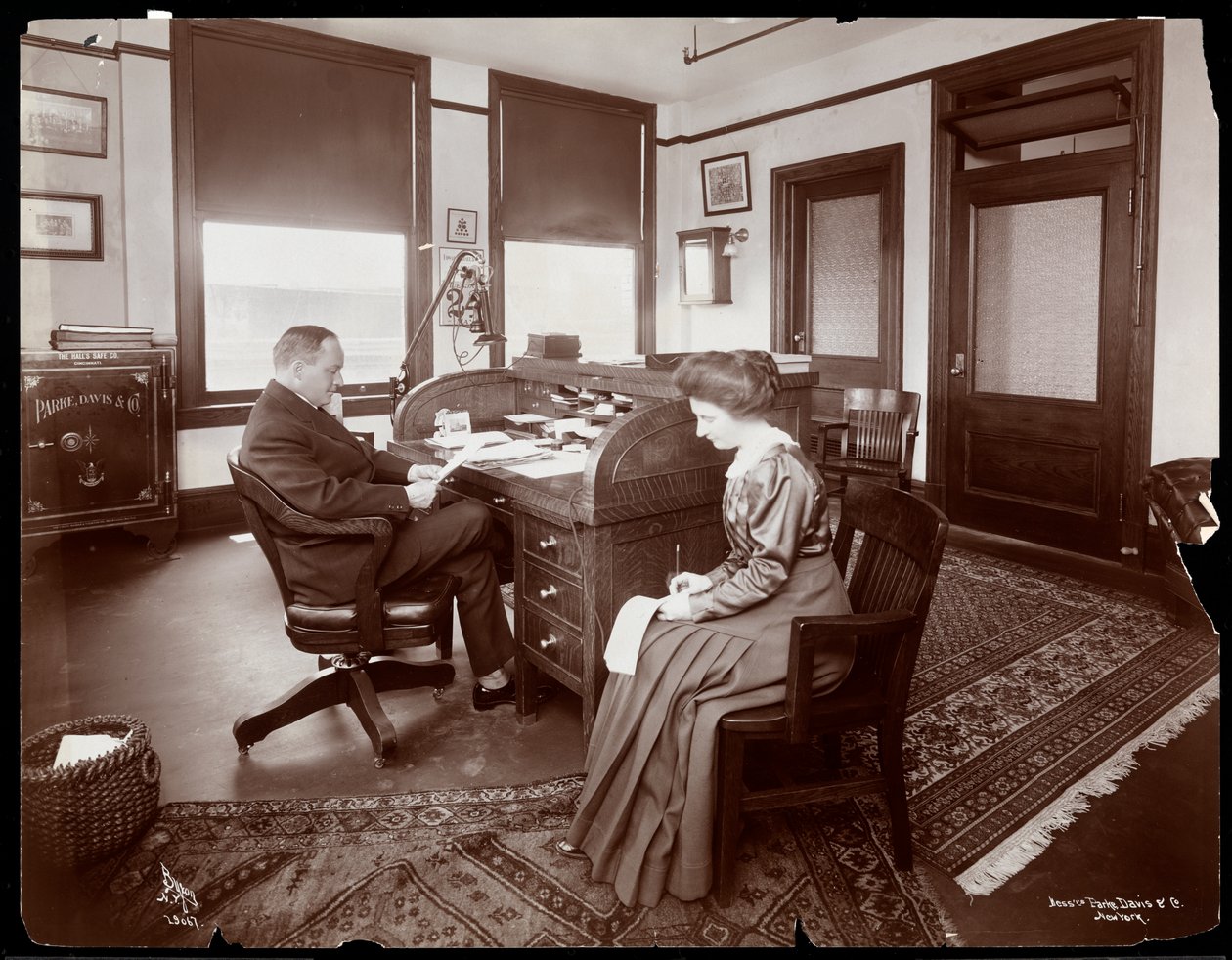 Homme avec son secrétaire prenant la dictée dans un bureau privé chez Parke, Davis et Co., chimistes, Hudson et Vestry Streets, New York, 1910 - Byron Company