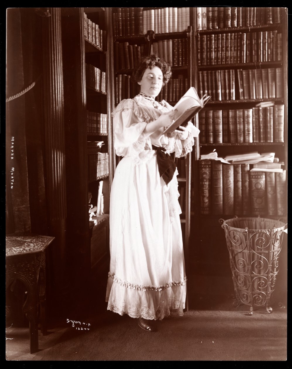 Martha Morton dans sa bibliothèque, 1902 - Byron Company