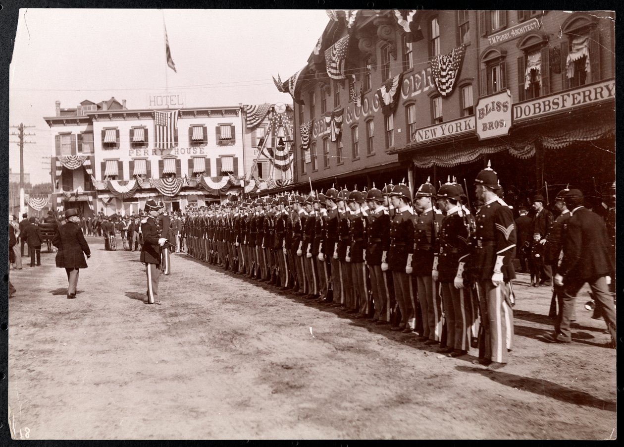 Alignement militaire dans la rue à Dobbs Ferry, New York, 1898 - Byron Company