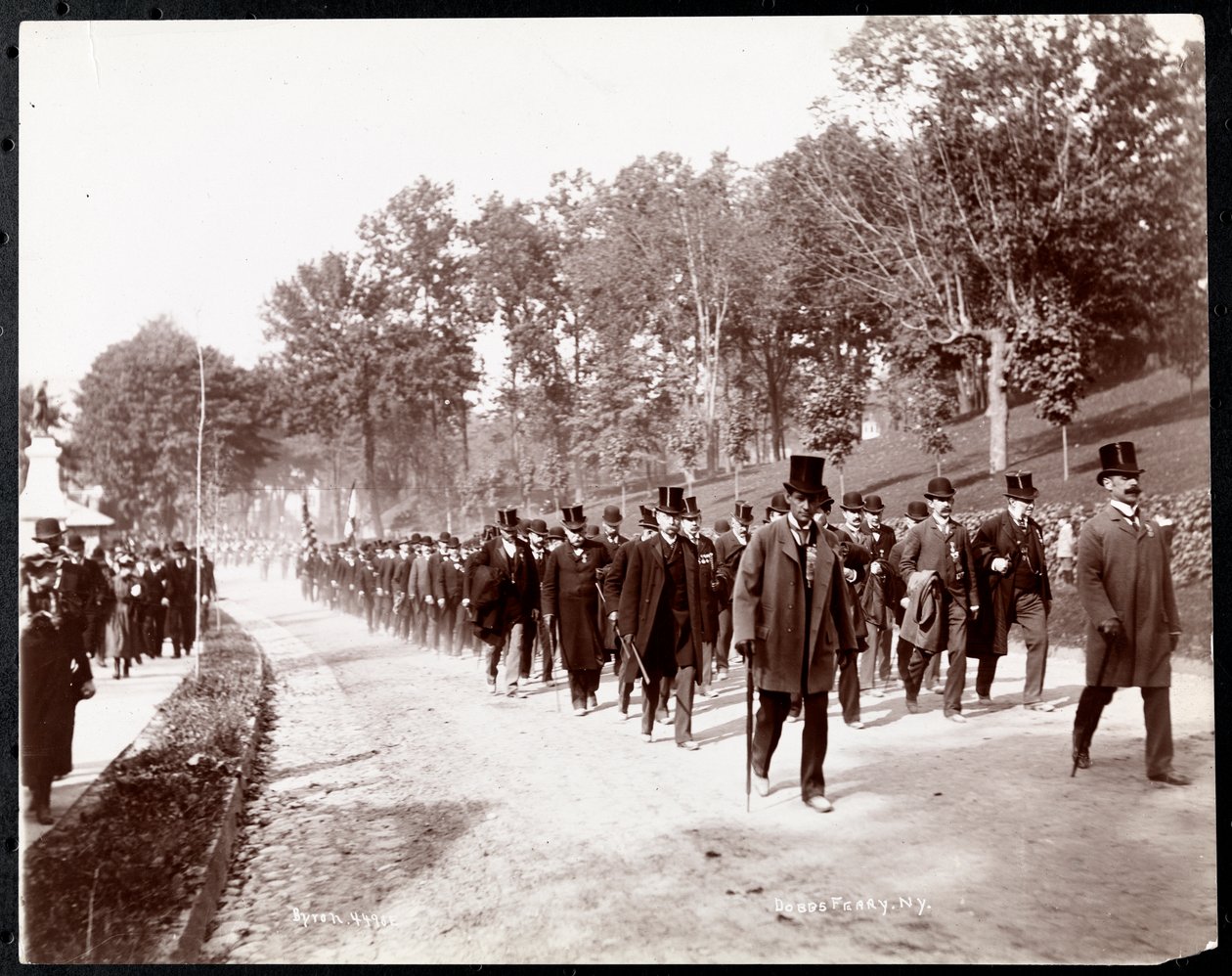 Parade militaire avec des hommes en uniforme portant des chapeaux haut de forme à Dobbs Ferry, New York, 1898 - Byron Company