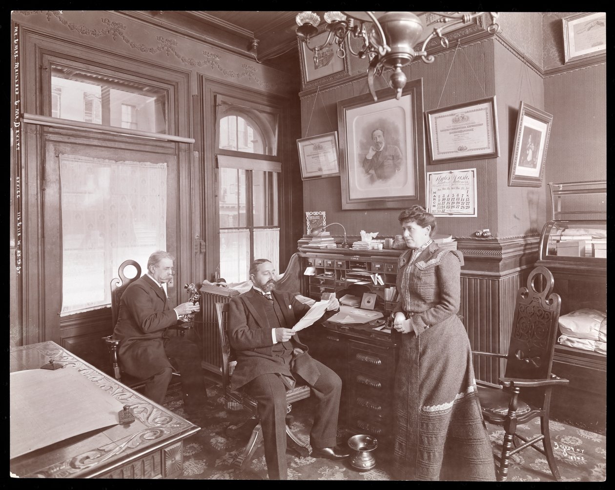 M. et Mme Maillard et M. Davitt dans un bureau de la chocolaterie Maillard, 1902 - Byron Company