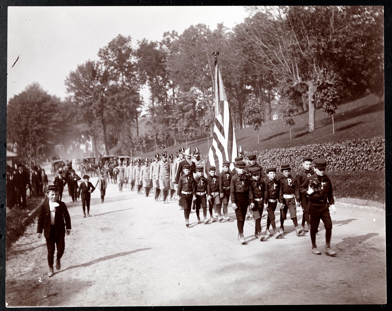 Parade avec enfants et pompiers défilant à Dobbs Ferry, New York, 1898 - Byron Company