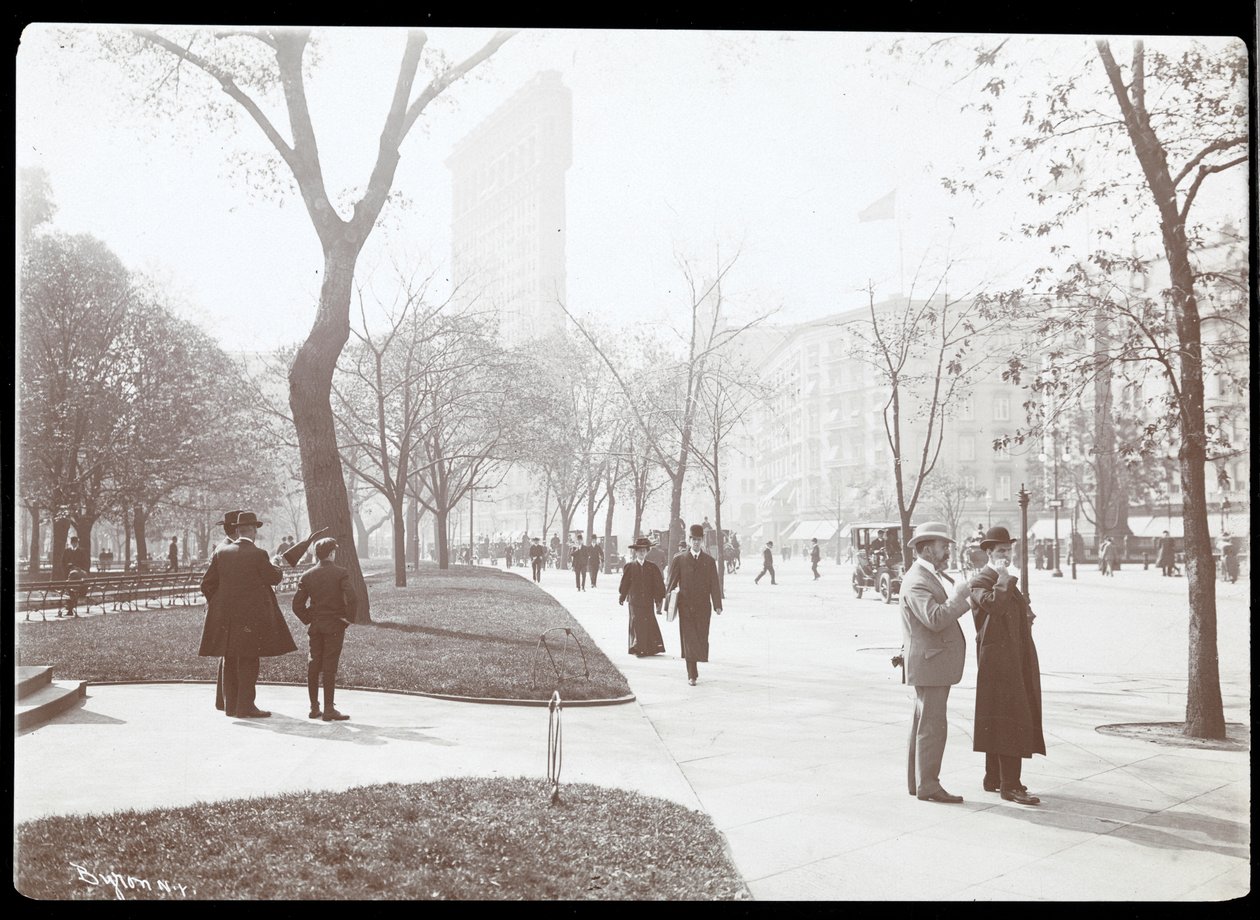 Piétons sur le trottoir au bord de la 5e Avenue de Madison Square Park, New York, vers 1893 (tirage à la gélatine argentique) - Byron Company