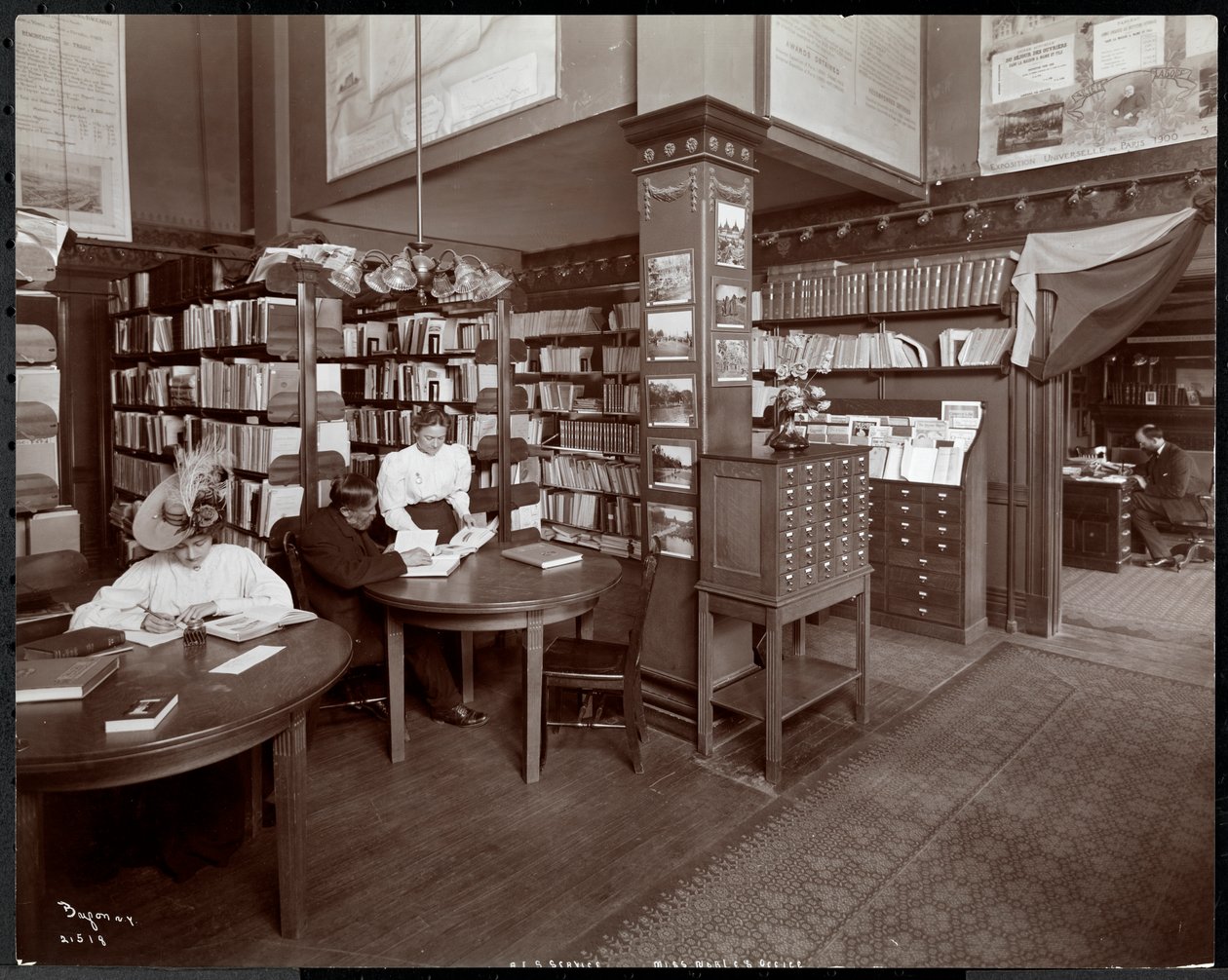 Personnes dans la bibliothèque (peut-être le bureau de Miss Noble) à l