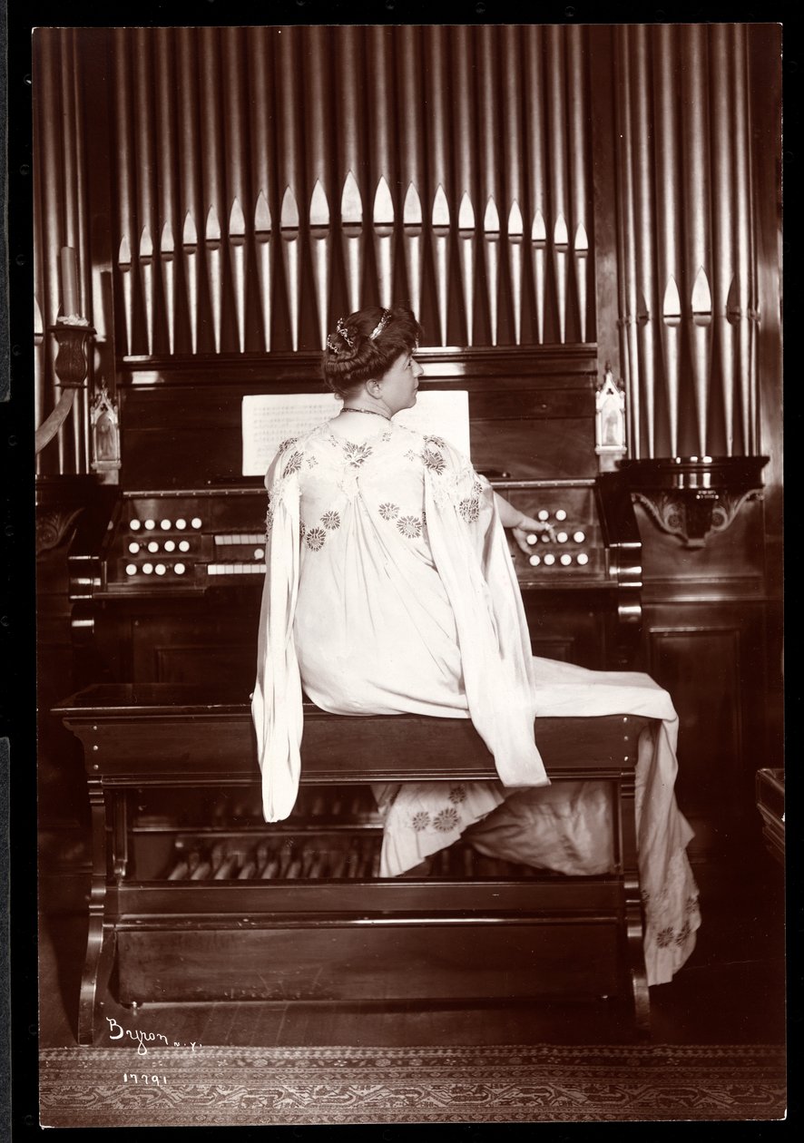 Portrait de Mme I. M. Clark à un orgue, 1904 - Byron Company