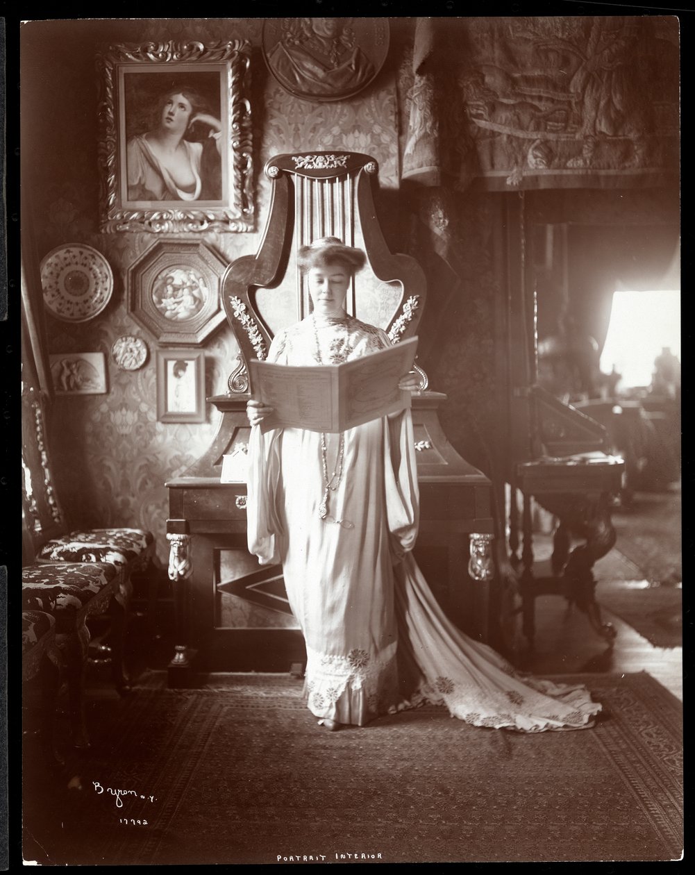 Portrait de Mme I. M. Clark debout avec un livre ouvert, 1904 - Byron Company