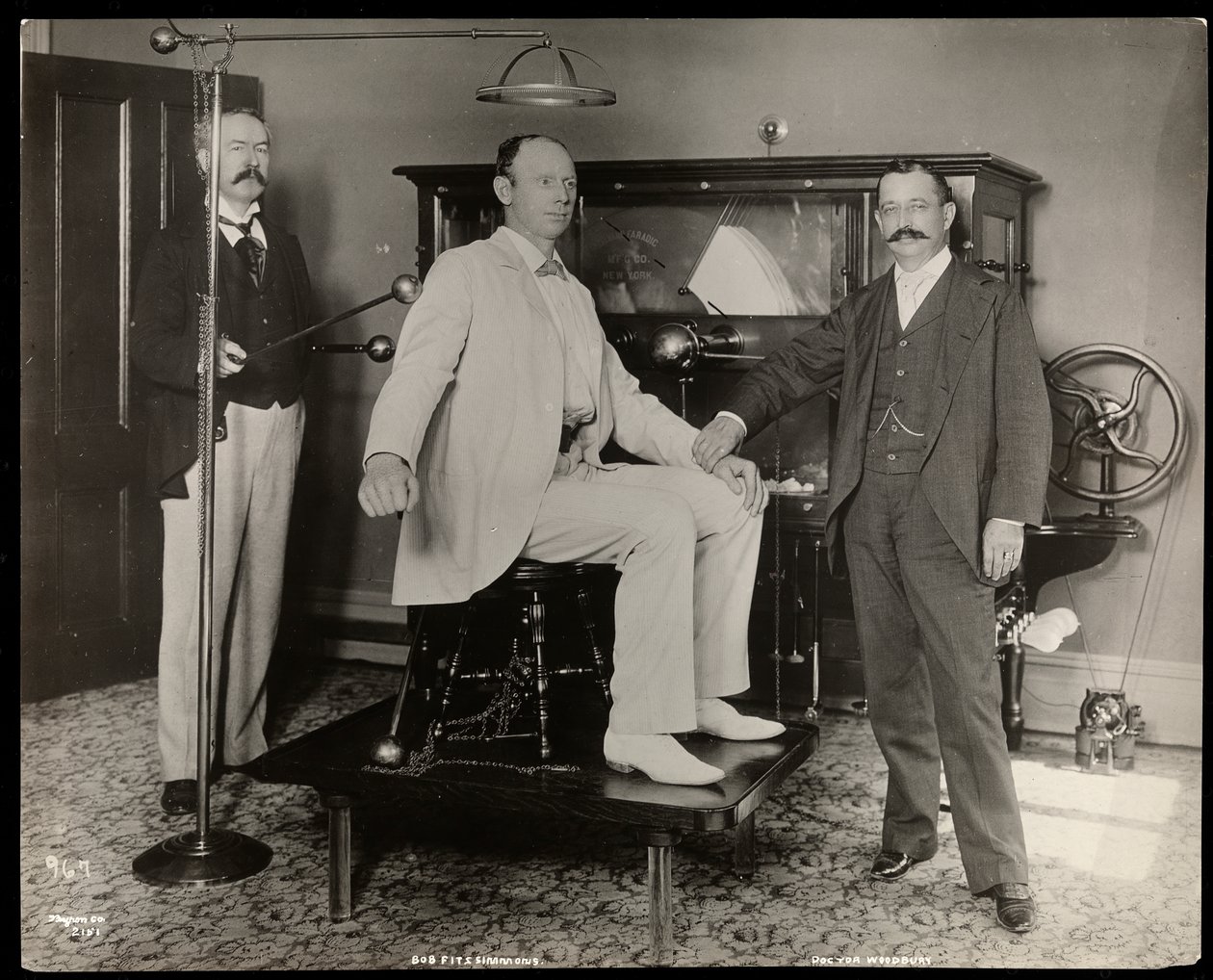 Le boxeur Robert Prometheus Fitzsimmons au cabinet du Dr. Woodbury à New York, 1895 - Byron Company