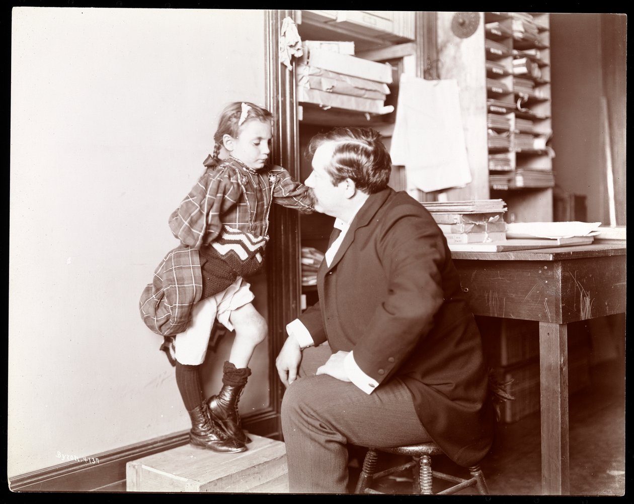Professeur Atkinson, un rebouteux anglais, avec une jeune patiente, 1898 - Byron Company