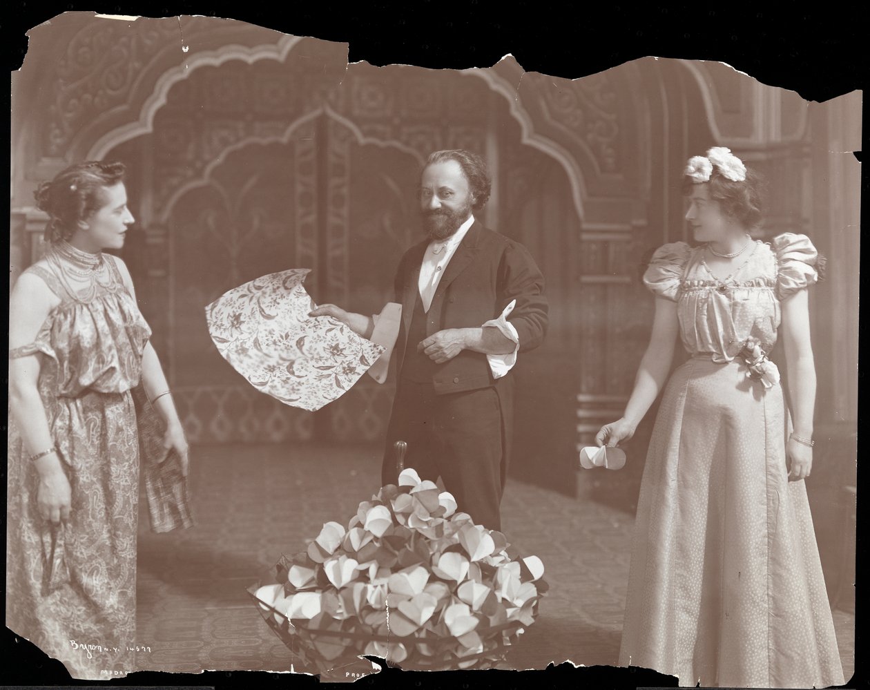 Le professeur De Kolta sur scène avec deux femmes, 1902 - Byron Company