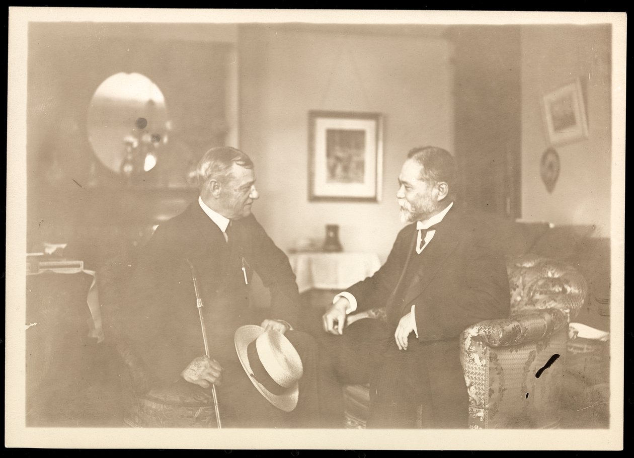 Le contre-amiral Robley Dunglison Evans assis avec un autre homme, 1906 - Byron Company