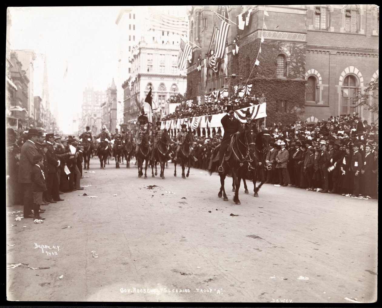 Vue du gouverneur Theodore Roosevelt menant la troupe A dans le défilé Dewey sur la Cinquième Avenue, New York, 1899 (tirage gélatino-argentique) - Byron Company