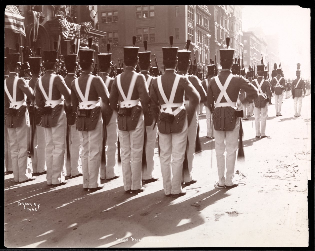 Vue des cadets de West Point dans le défilé Dewey sur la Cinquième Avenue, New York, 1899 - Byron Company