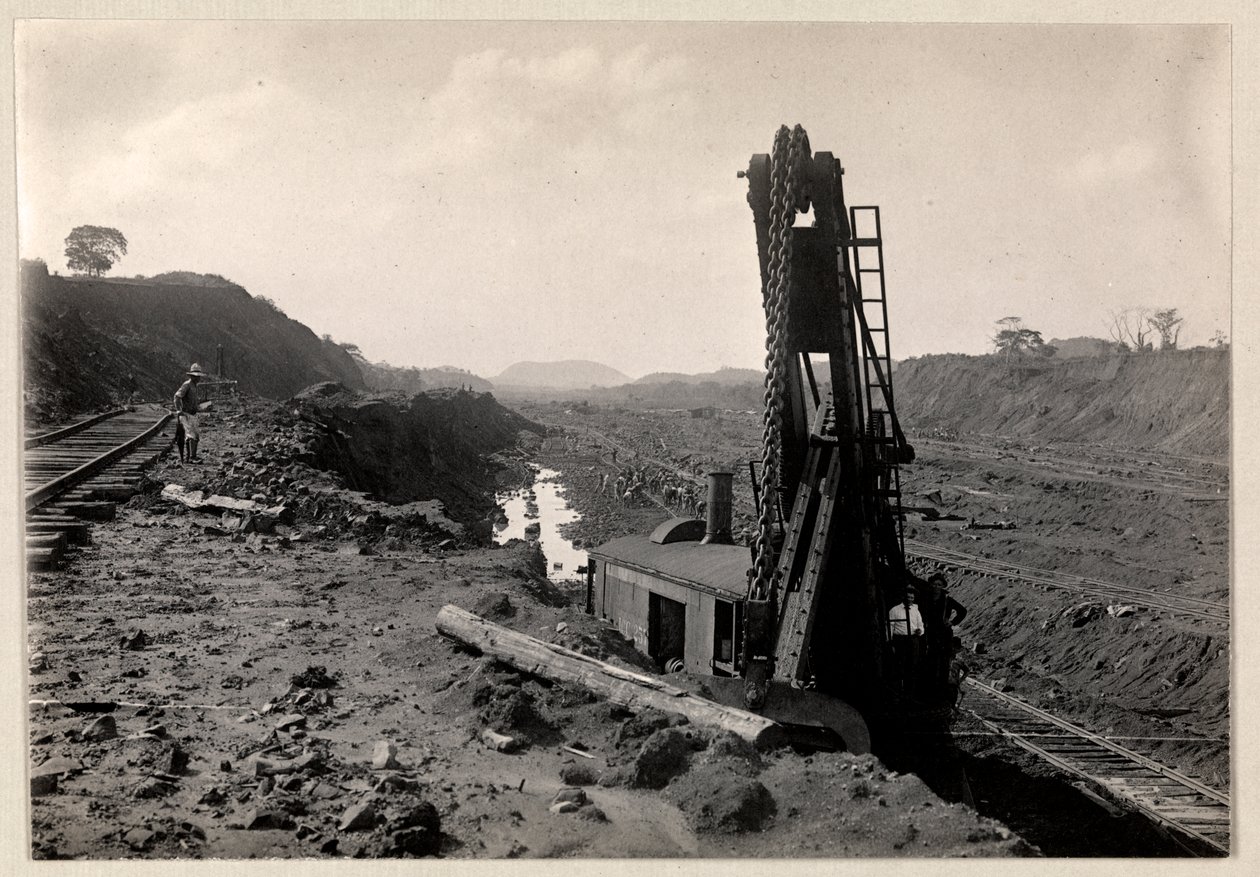 Vue des ouvriers creusant le canal de Panama avec des voies ferrées à travers une tranchée et une sorte de machine de creusement au premier plan, 1912 ou 1913 - Byron Company