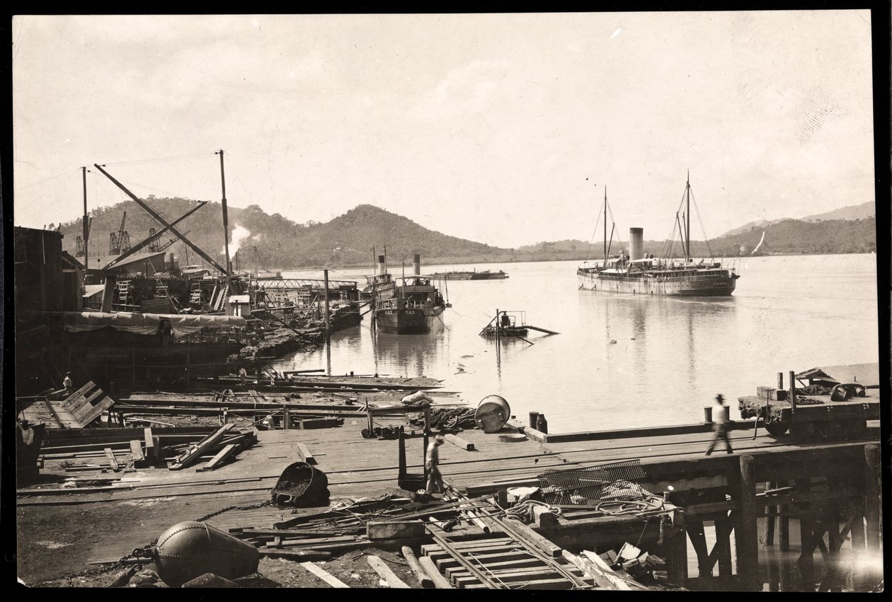 Vue de la jetée et du navire dans le port de Balboa, Panama, l